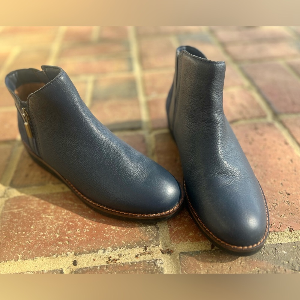 SoftWalk Wesley Women’s Navy Blue Ankle Booties Size 7N Side Zip Leather Comfort